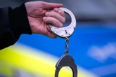 Randalierer richtet Waffe auf Zeugen: Passanten halten ihn fest