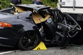 Jaguar gerät auf A7 unter Lkw: Beifahrerin schwer verletzt im Wagen eingeklemmt