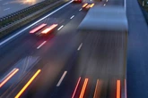 Gemüse-Lkw kippt auf A14 bei Magdeburg um: Fahrtrichtung voll gesperrt