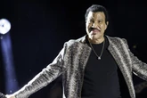 Fans bangen um Musiklegende: Lionel Richie muss Auftaktkonzert seiner Tour abbrechen