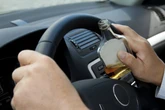 Streit nach Alkoholfahrt: Fahrer bedroht Beifahrer mit Glasflasche