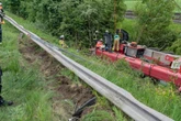50 Tonnen schwerer Autokran stürzt mehrere Meter in die Tiefe: Fahrer eingeklemmt