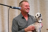 Jörg Gräser mit Wachhund auf Buchlesung