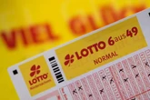 Rentner lässt Lottoschein wochenlang liegen – dann der Wahnsinn in der Annahmestelle!