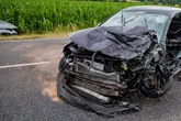 Frontal-Crash auf Bundesstraße: Frau eingeklemmt - Rettungshubschrauber im Einsatz