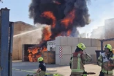 Rauchsäule über Berlin: Feuer in Gewerbegebiet