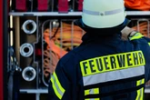 Heckenbrand ruft Feuerwehr auf den Plan, Flammen greifen auf Carport und Fahrzeug über