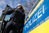 Mann zu Boden geschlagen und getreten: Teenager flüchten mit E-Scootern