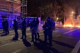Ausschreitungen in Connewitz: Gruppe zündet Barrikaden an und wirft mit Steinen