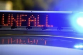 Autos kollidieren: Lebensbedrohliche Verletzungen bei Beifahrer, drei weitere Personen schwer verletzt