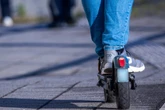 Polizei beendet Suff-Fahrt: Teenager-Duo mit E-Scooter auf Autobahn unterwegs