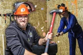 Neuer Wutraum zieht vor allem Frauen an: Dresdner Notfall-Sanitäter hilft beim Frustabbau mit der Axt