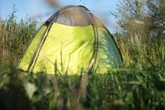 Gruppe zeltet an Baggersee - plötzlich will Mann Camper mit Messer angreifen