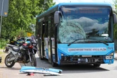 Biker wird von Linienbus erfasst und 30 Meter mitgeschleift: Lebensgefahr