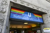 Nollendorfplatz zeigt jetzt Farbe: U-Bahnhof bekommt Regenbogen-Look