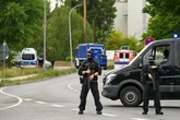 Mit Schutzanzügen und schwer bewaffnet: Spezialkräfte heben Drogenlabor in Ludwigsfelde aus