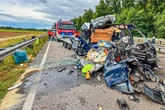 Tödlicher Zusammenstoß: Kleintransporter rast ungebremst in Lkw