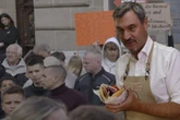 Wahlmampf: Döner-Söder lockt die Menschenmassen – und wirbt für CSU-Mann als Bürgermeister
