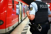 Entblößter Mann setzt sich zu Fahrgästen: Polizei Stuttgart sucht nach Exhibitionisten