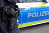 Skurrile Aktion auf NRW-Supermarktplatz: Fahrraddieb sägt Verkehrsschild ab
