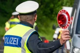 Er könnte eine Waffe haben: Polizei jagt korpulenten Mann, der mehrere Frauen bedrohte