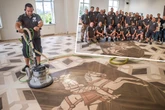 Für lau: Handwerker lassen Parkettboden im Stadthaus neu erstrahlen