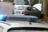 Unfall auf Südring in Chemnitz: Skoda kracht gegen Laterne
