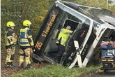 Linienbus umgekippt: Sieben Personen verletzt, Straße voll gesperrt