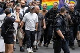 Provokation gefloppt: Linke Demonstranten legen Neonazi im Alaunpark rein