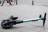 Rettungswagen stößt mit Mann auf E-Roller in Leipziger Innenstadt zusammen