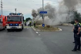 Schwerer Fahrzeugbrand: BMW verschmilzt mit Fahrbahn