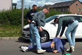 Festnahme! Polizei lauert Mann auf und reißt ihn von E-Scooter