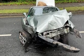 Junge Frau bei schwerem Unfall aus Cabrio geschleudert