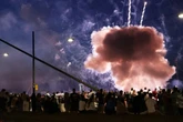 Fataler Zwischenfall bei Feuerwerk auf Rheinkirmes: 19 Verletzte, darunter auch ein Kind