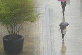 Kein Sommerwetter: Regen hat Thüringen weiter fest im Griff
