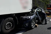 Schwerer Unfall auf der A25: Auto rast unter Lkw, zwei Personen eingeklemmt