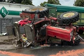 Traktor kippt um und verliert Getreide: Fahrer schwer verletzt