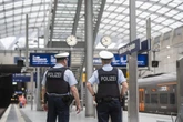 Mann randaliert am Kölner Flughafen und greift Polizistin mit Fahrradreifen an