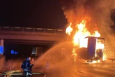 Lkw-Anhänger steht in Vollbrand: A59 für mehrere Stunden gesperrt