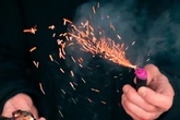 Siebenköpfige Familie verliert bei Feuer ihr Zuhause: Hat jemand Feuerwerk auf ihren Balkon geworfen?