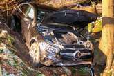 Unfall im Erzgebirge: Mercedes kommt von Straße ab und landet im Wald