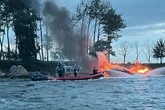 Boot geht plötzlich in Flammen auf: Zahlreiche Menschen schwimmen um ihr Leben