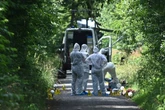 Frau und Kind leblos auf Waldweg entdeckt: Zusammenhang mit Überfall am selben Ort?