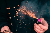Feuerwerk explodiert auf Auto: Polizei sucht nach diesen zwei Männern
