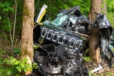 Horror-Unfall im Norden: Jeep kracht gegen Baum und wird völlig zerstört
