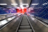 Schwerer Sturz auf Rolltreppe in München: Senior verstirbt im Krankenhaus
