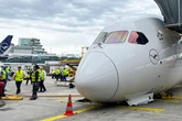 Nach Fahrwerk-Panne in Frankfurt: Flugzeug abgeschleppt - Ursachenforschung läuft