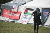 Teilnehmer des "System Change Camps" bewerfen Gegendemo mit Farbbeuteln