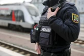 22-jähriger Schwarzfahrer tritt im Regio nach Zugbegleiterin