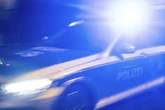 Zu betrunken für die Straße? Mercedes-Fahrer rammt Streifenwagen